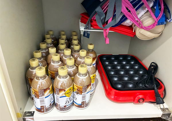 つっぱり棒2本を『縦』に使うと…　シンク下がスッキリする収納術に「知らなきゃ損」