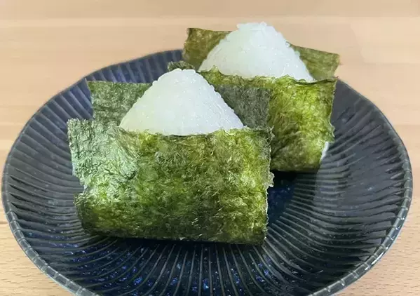 炊飯前に「大さじ1杯」入れるだけ！　塩も具材もいらない『うまみたっぷりおにぎり』