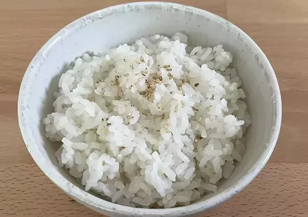 炊飯前に「大さじ1杯」入れるだけ！　塩も具材もいらない『うまみたっぷりおにぎり』