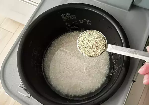 炊飯前に「大さじ1杯」入れるだけ！　塩も具材もいらない『うまみたっぷりおにぎり』