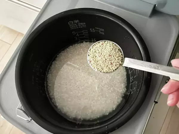 炊飯前に「大さじ1杯」入れてみて！　おかずいらずの『味しみご飯』の作り方