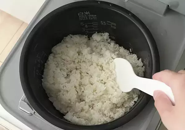炊飯前に「大さじ1杯」入れてみて！　おかずいらずの『味しみご飯』の作り方