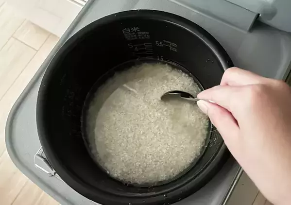 炊飯前に「大さじ1杯」入れてみて！　おかずいらずの『味しみご飯』の作り方