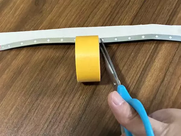 ラップの刃をテープにつけたら？　5分でスパっと切れるカッターに様変わり！【活用術】