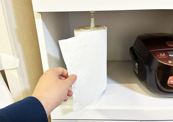 『クリップ』を挟んだつっぱり棒を縦に設置　キッチン収納で役立つ収納ワザに「目からウロコ」