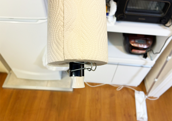 『クリップ』を挟んだつっぱり棒を縦に設置　キッチン収納で役立つ収納ワザに「目からウロコ」