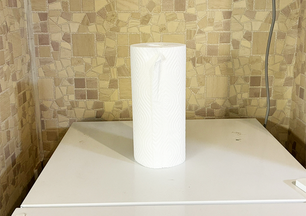 『クリップ』を挟んだつっぱり棒を縦に設置　キッチン収納で役立つ収納ワザに「目からウロコ」