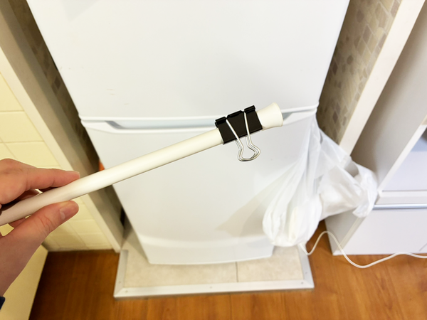 『クリップ』を挟んだつっぱり棒を縦に設置　キッチン収納で役立つ収納ワザに「目からウロコ」