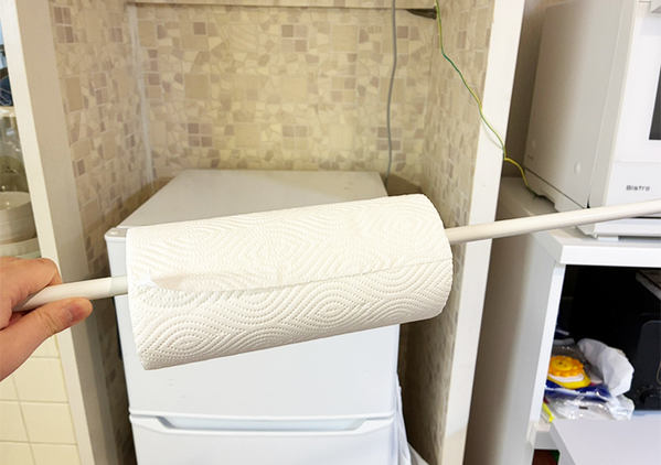 『クリップ』を挟んだつっぱり棒を縦に設置　キッチン収納で役立つ収納ワザに「目からウロコ」