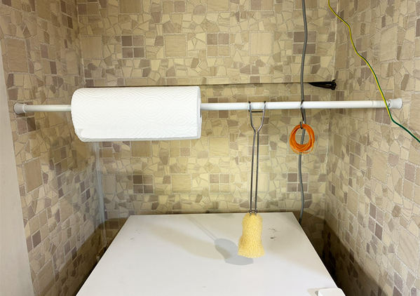 『クリップ』を挟んだつっぱり棒を縦に設置　キッチン収納で役立つ収納ワザに「目からウロコ」