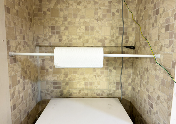 『クリップ』を挟んだつっぱり棒を縦に設置　キッチン収納で役立つ収納ワザに「目からウロコ」