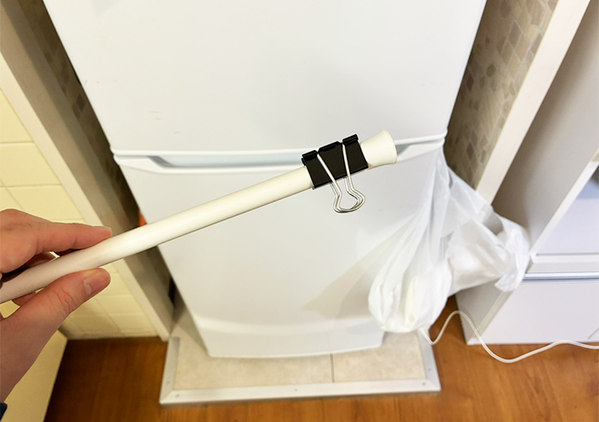 『クリップ』を挟んだつっぱり棒を縦に設置　キッチン収納で役立つ収納ワザに「目からウロコ」