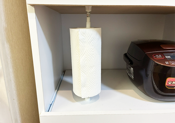 『クリップ』を挟んだつっぱり棒を縦に設置　キッチン収納で役立つ収納ワザに「目からウロコ」