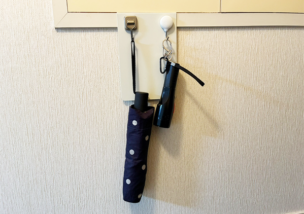 その発想はなかった！　ブックエンドの『短い面』を棚のすき間に差し込むだけで…「発想の勝利！」