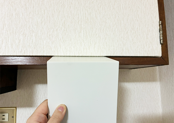 その発想はなかった！　ブックエンドの『短い面』を棚のすき間に差し込むだけで…「発想の勝利！」