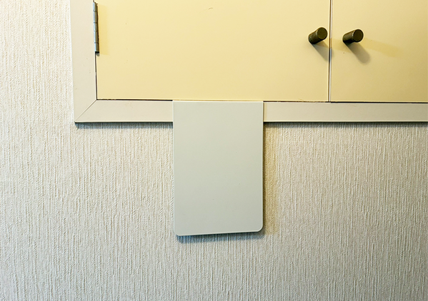 その発想はなかった！　ブックエンドの『短い面』を棚のすき間に差し込むだけで…「発想の勝利！」