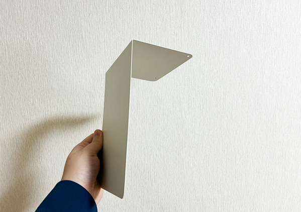 その発想はなかった！　ブックエンドの『短い面』を棚のすき間に差し込むだけで…「発想の勝利！」