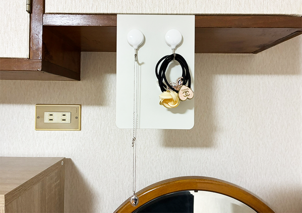 その発想はなかった！　ブックエンドの『短い面』を棚のすき間に差し込むだけで…「発想の勝利！」