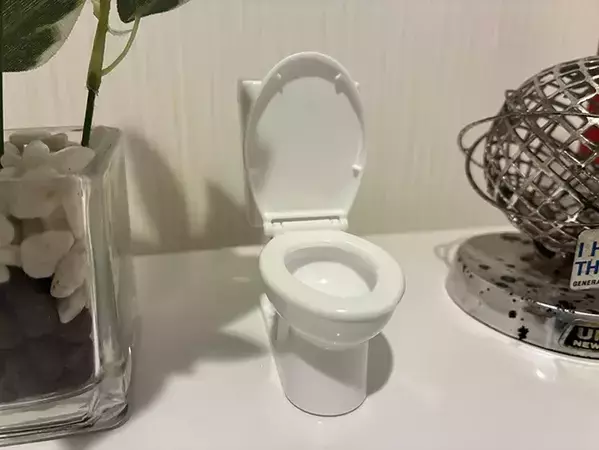 セリアで見つけた『洋式トイレ』　リアルなミニチュアがデスクで役に立つ！【活用法3選】