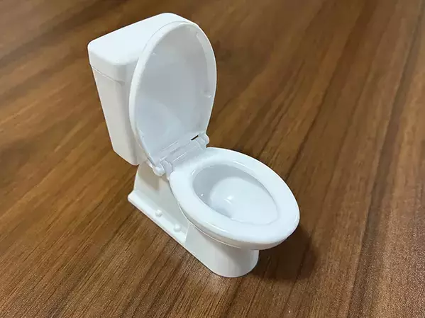 セリアで見つけた『洋式トイレ』　リアルなミニチュアがデスクで役に立つ！【活用法3選】