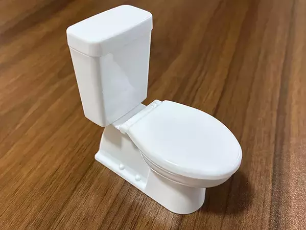 セリアで見つけた『洋式トイレ』　リアルなミニチュアがデスクで役に立つ！【活用法3選】