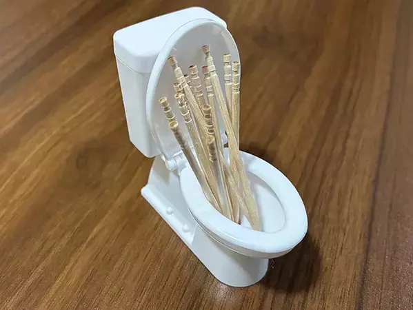 セリアで見つけた『洋式トイレ』　リアルなミニチュアがデスクで役に立つ！【活用法3選】