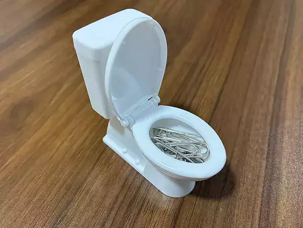 セリアで見つけた『洋式トイレ』　リアルなミニチュアがデスクで役に立つ！【活用法3選】