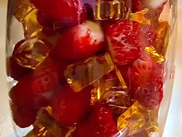 黄金糖×イチゴで絶品シロップ　管理栄養士が教えるレシピに「これは思いつかない」【4万いいね】