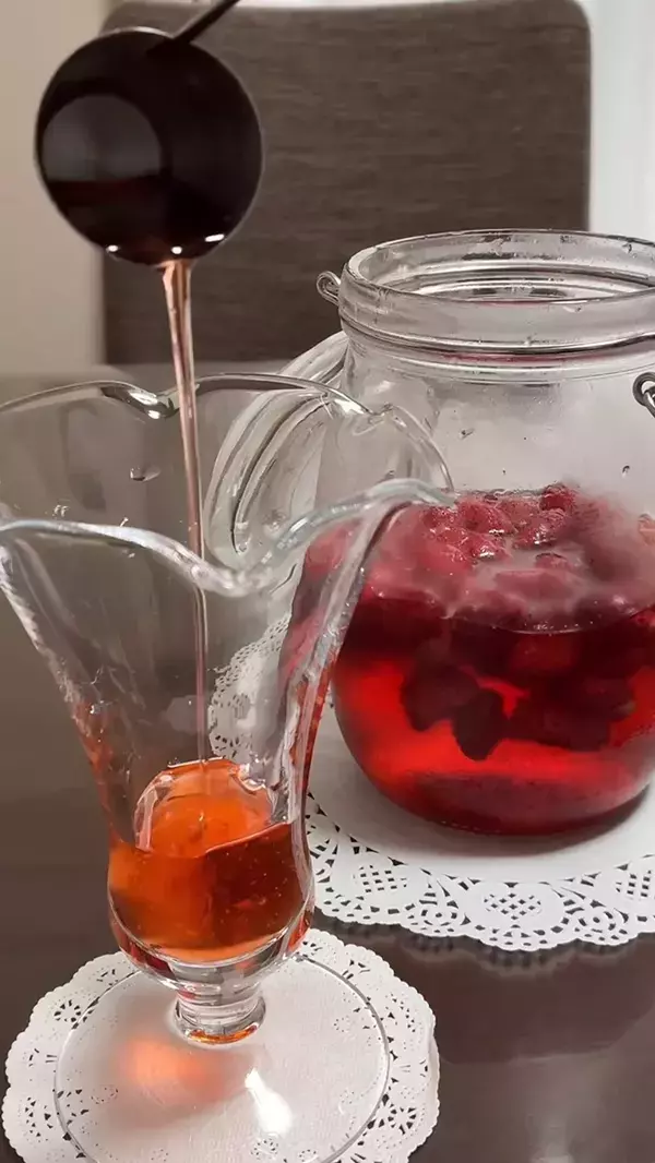 黄金糖×イチゴで絶品シロップ　管理栄養士が教えるレシピに「これは思いつかない」【4万いいね】