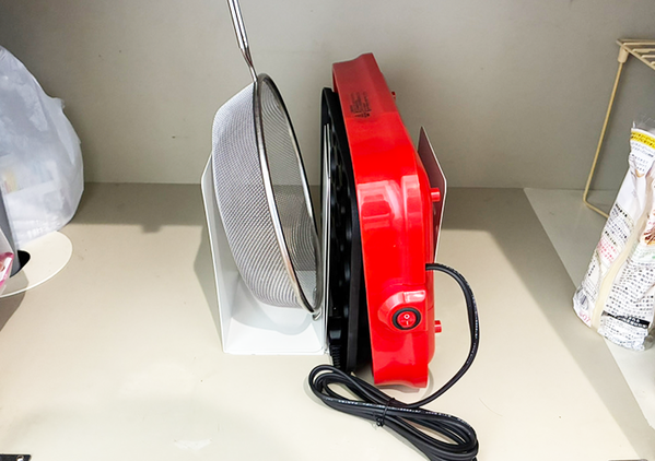 キッチン棚がスッキリ片づいた！　『4つのブックエンド』を組み合わせて使う収納術がこちら