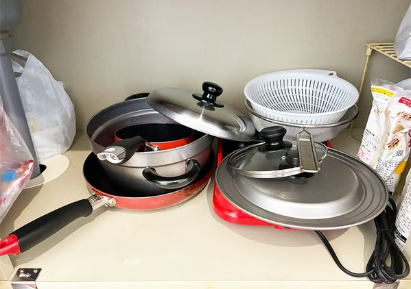 キッチン棚がスッキリ片づいた！　『4つのブックエンド』を組み合わせて使う収納術がこちら