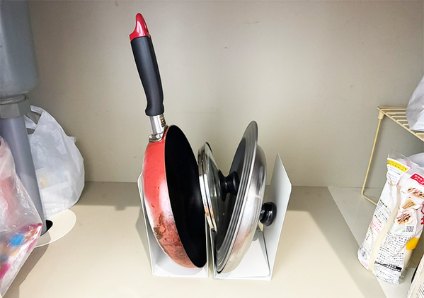 キッチン棚がスッキリ片づいた！　『4つのブックエンド』を組み合わせて使う収納術がこちら