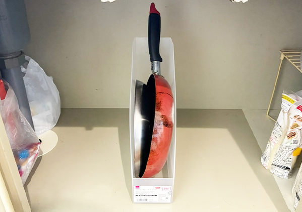 キッチン棚がスッキリ片づいた！　『4つのブックエンド』を組み合わせて使う収納術がこちら