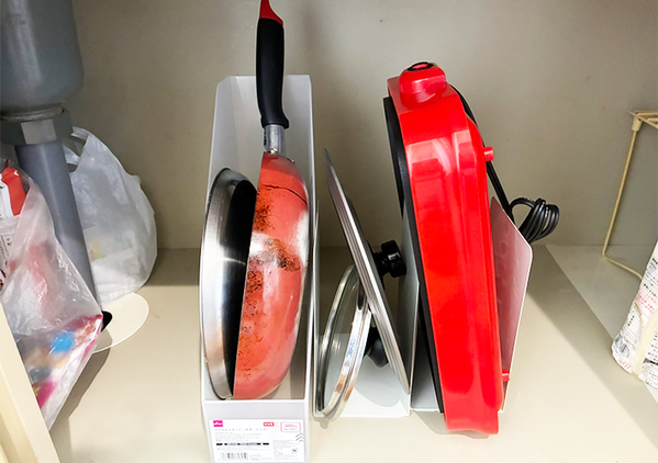 キッチン棚がスッキリ片づいた！　『4つのブックエンド』を組み合わせて使う収納術がこちら