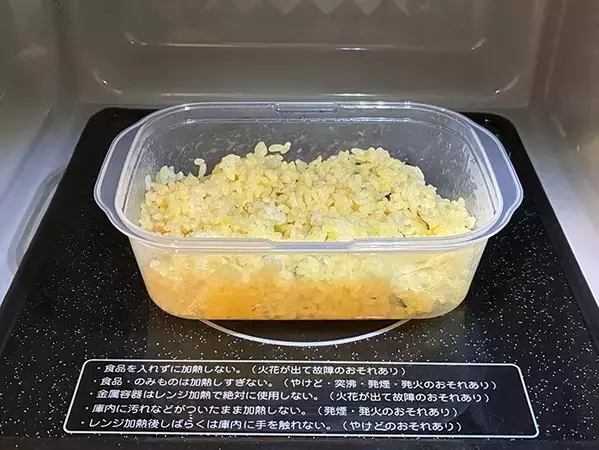 もうチャーハンは炒めません！　タッパーを使って、5分で本格的な味わいに【簡単レシピ】