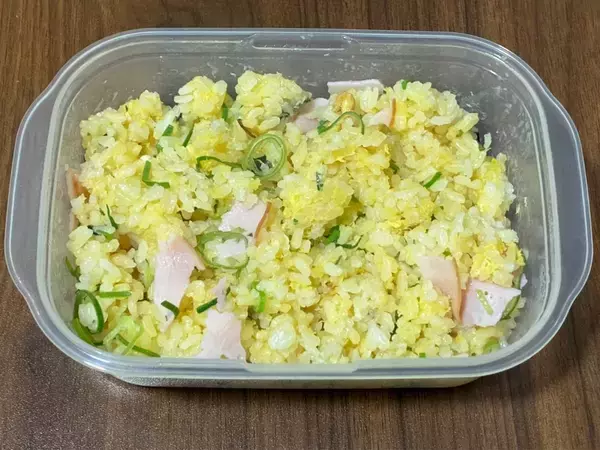 もうチャーハンは炒めません！　タッパーを使って、5分で本格的な味わいに【簡単レシピ】