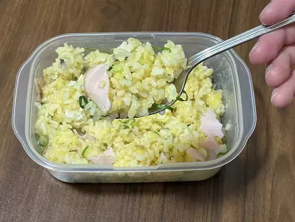 もうチャーハンは炒めません！　タッパーを使って、5分で本格的な味わいに【簡単レシピ】