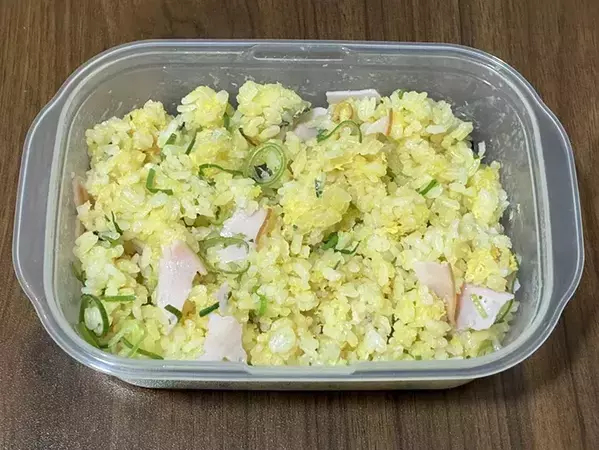 もうチャーハンは炒めません！　タッパーを使って、5分で本格的な味わいに【簡単レシピ】