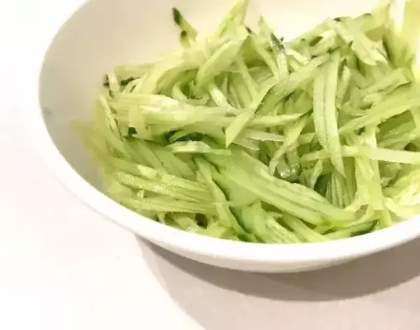 キュウリにフォークを刺すと？　お店みたいな『千切り』に「天才」「絶対やる」【下処理テク4選】