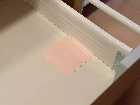 まだメジャーだけで測ってる？　付箋を使って棚の中をミリ単位で測る方法に感動