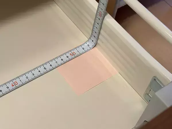 まだメジャーだけで測ってる？　付箋を使って棚の中をミリ単位で測る方法に感動