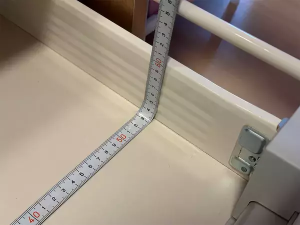 まだメジャーだけで測ってる？　付箋を使って棚の中をミリ単位で測る方法に感動