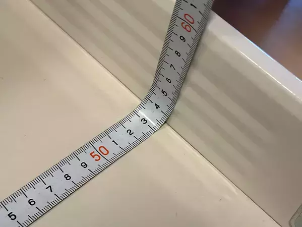 まだメジャーだけで測ってる？　付箋を使って棚の中をミリ単位で測る方法に感動