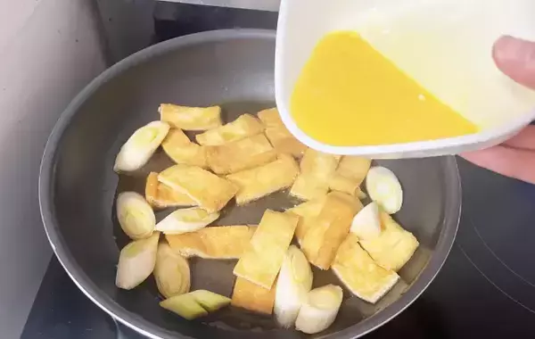 肉なしで作る親子丼！？　肉の代用に使ったものに「財布にやさしい」「1歳児が喜んだ」