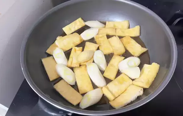 肉なしで作る親子丼！？　肉の代用に使ったものに「財布にやさしい」「1歳児が喜んだ」