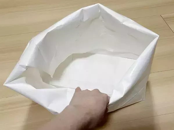 余った紙袋の意外な活用法　取っ手を切って内側に折り込むと？　「便利すぎ」