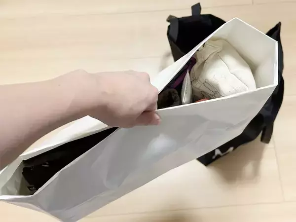 余った紙袋の意外な活用法　取っ手を切って内側に折り込むと？　「便利すぎ」