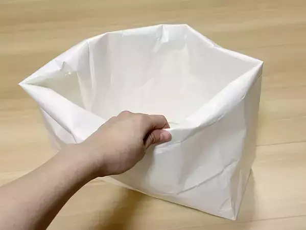 余った紙袋の意外な活用法　取っ手を切って内側に折り込むと？　「便利すぎ」