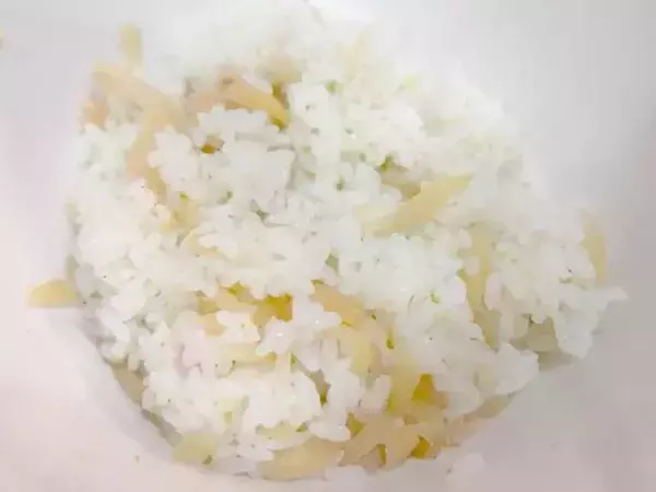 材料4つを混ぜ込むだけ！　おにぎりにもぴったりな『ピンクの混ぜご飯』に夫もハマる