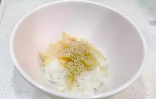 材料4つを混ぜ込むだけ！　おにぎりにもぴったりな『ピンクの混ぜご飯』に夫もハマる